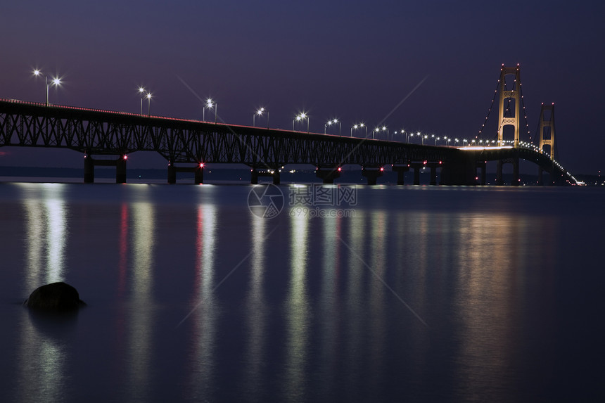 麦其诺桥夜间图片