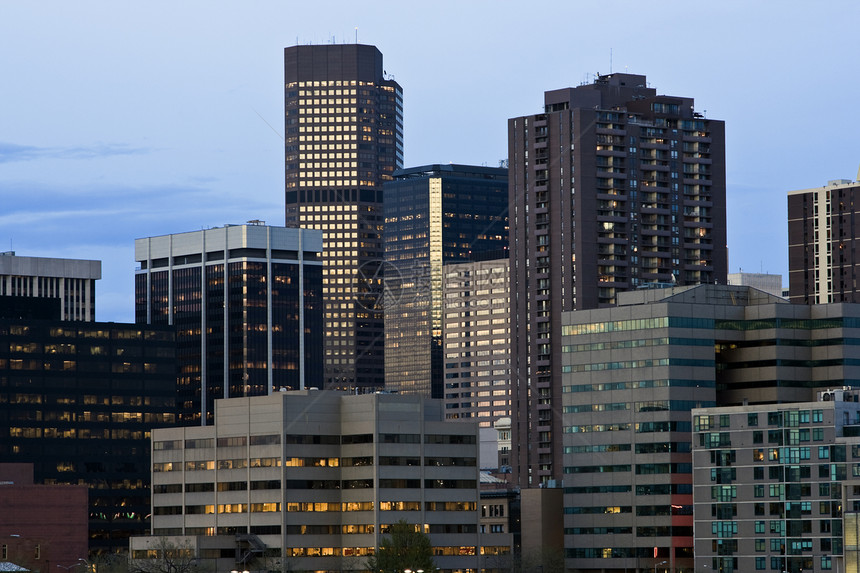 丹佛日夜升起天空景观路灯摩天大楼结构日落建筑学城市办公楼风光图片