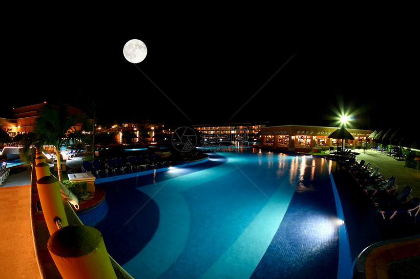 夜里一个豪华 所有包容性海滩度假胜地月球天空奢华假期棕榈风景情调娱乐反射旅游图片
