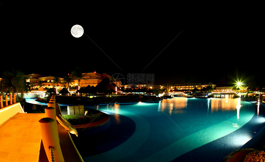 夜里一个豪华 所有包容性海滩度假胜地奢华蓝色泳池反射热带海景月亮旅行水池游泳图片