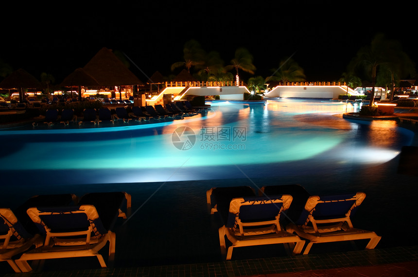 夜里一个豪华 所有包容性海滩度假胜地热带泳池蓝色异国海景美丽天空别墅娱乐反射图片