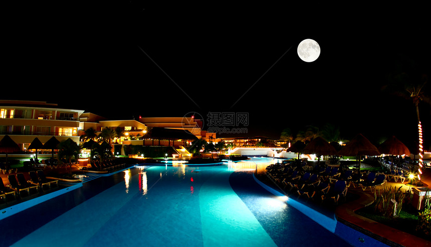 夜里一个豪华 所有包容性海滩度假胜地异国反射月亮棕榈海景月球美丽蓝色水池泳池图片