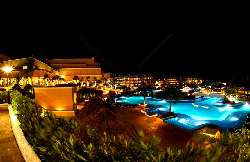 夜里一个豪华 所有包容性海滩度假胜地热带天空泳池反射蓝色风景旅行游泳旅游棕榈图片