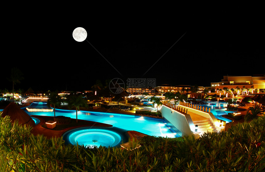 夜里一个豪华 所有包容性海滩度假胜地水池别墅假期美丽情调天堂奢华月球月亮游泳图片