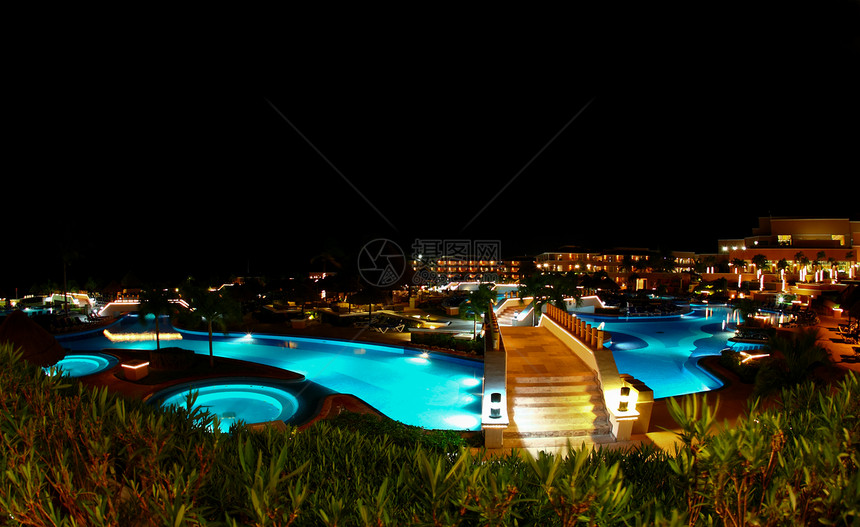 夜里一个豪华 所有包容性海滩度假胜地天堂棕榈别墅反射热带蓝色天空水池情调假期图片