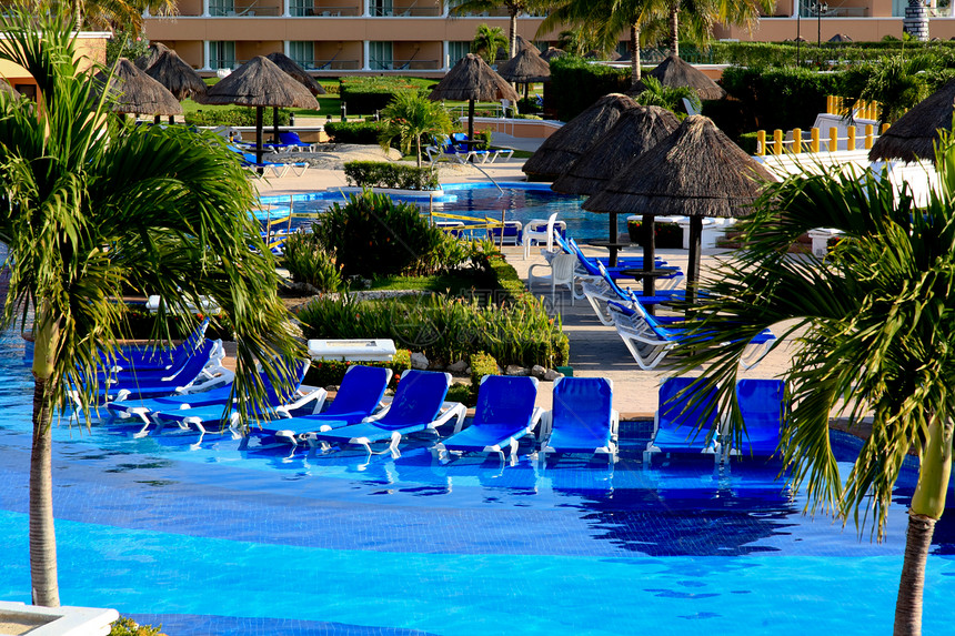 早上的豪华所有包容性海滩度假胜地异国地平线椅子热带旅游蓝色别墅美丽海景反射图片