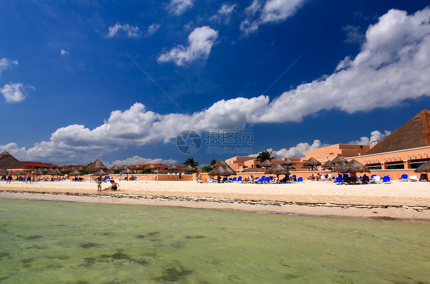 在坎昆一个豪华海滩度假胜地的海滩前滩风景热带娱乐奢华椅子旅游天空海洋天堂反射图片