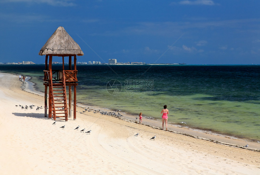 在坎昆一个豪华海滩度假胜地的海滩前滩热带别墅奢华蓝色游泳假期天堂旅游风景棕榈图片