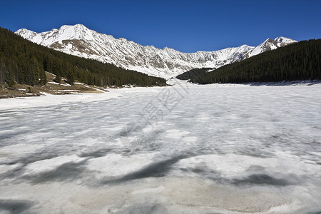 落基湖湖顶峰高清图片