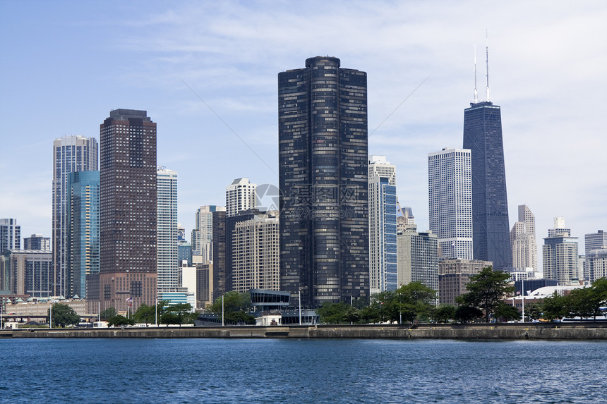 从密歇根湖看芝加哥城市景观建筑建筑学路灯全景市中心摩天大楼都市办公楼图片