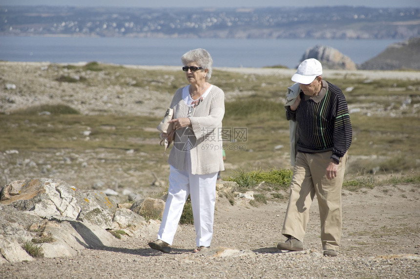 老年夫妇步行女士生活父母男性海滩感情头发夫妻女性男人图片