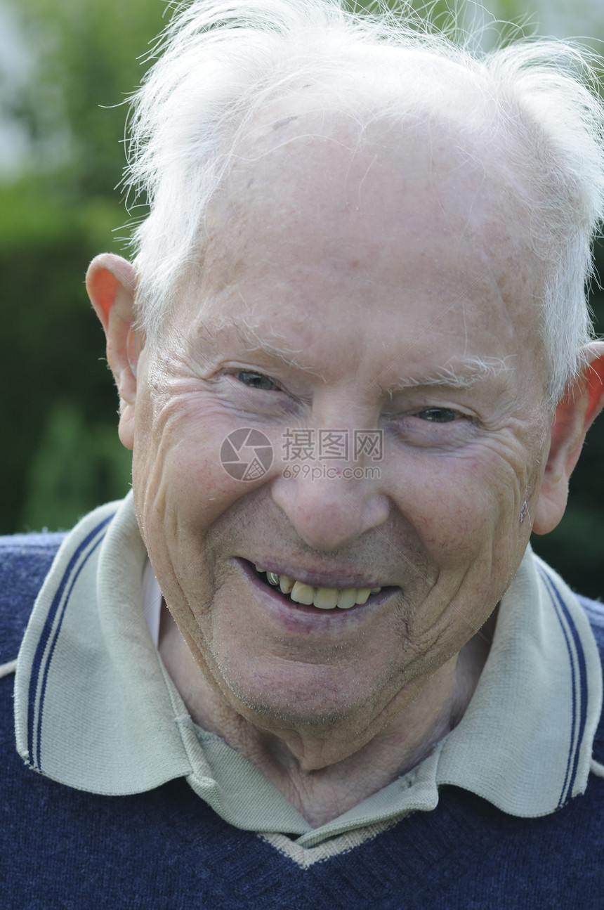 90岁的男子笑图片