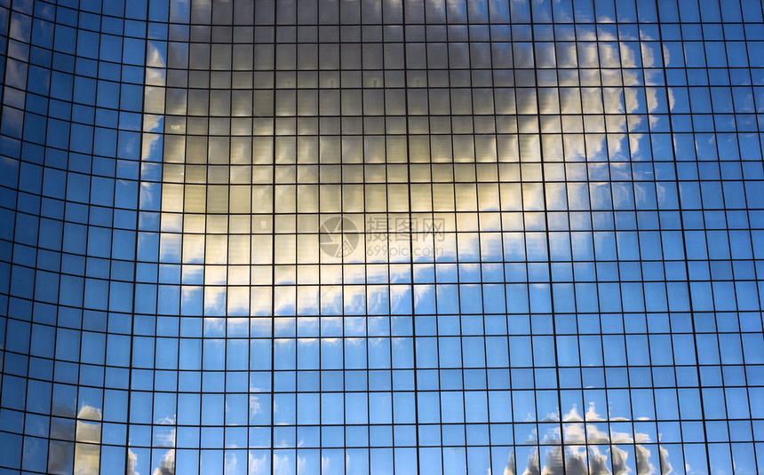 窗户中反射的云图片
