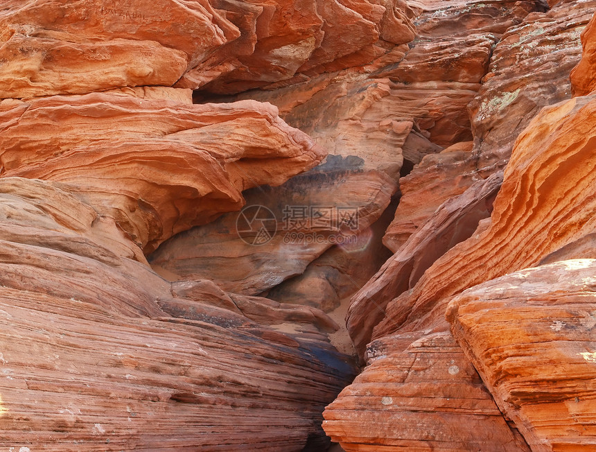 在峡谷中岩层形成红色岩石楼梯砂岩雕塑海浪幽谷地质学石头图片