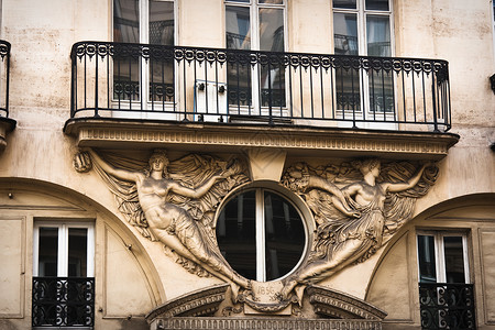 巴黎有雕塑的美丽住宅区背景图片