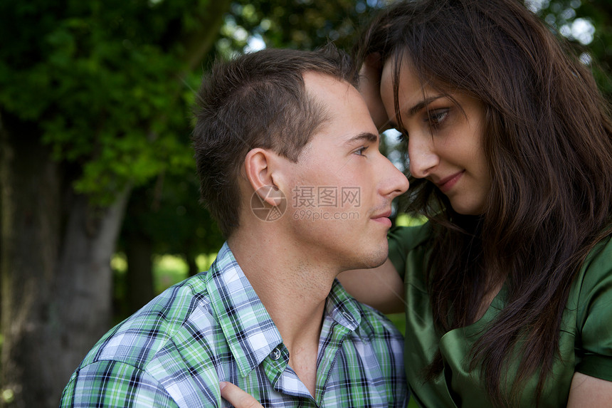 年轻情侣面对面女朋友年轻人休闲女士男人团结男朋友活动外表女子图片