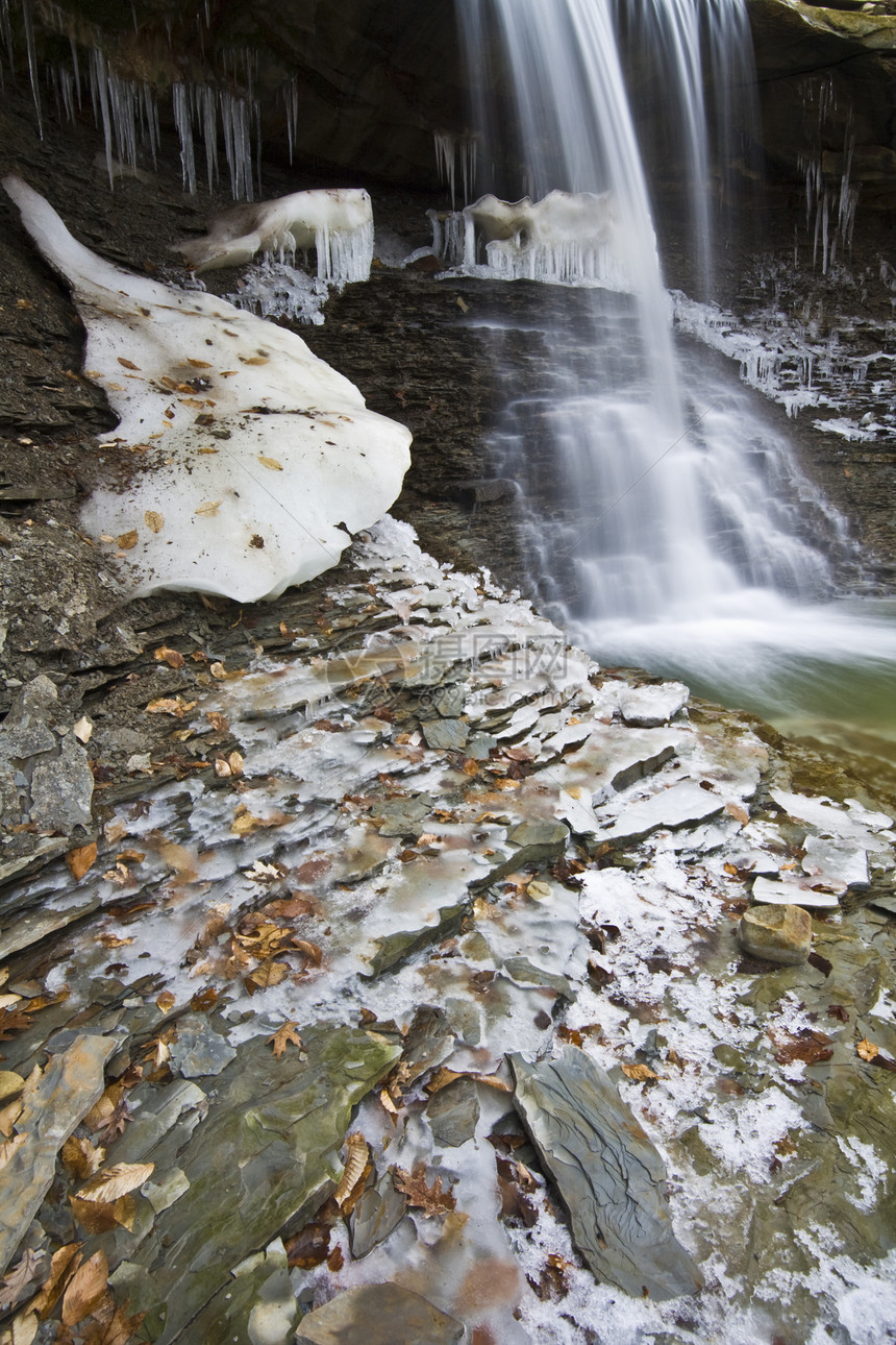俄亥俄冬季岩石溪流森林瀑布图片