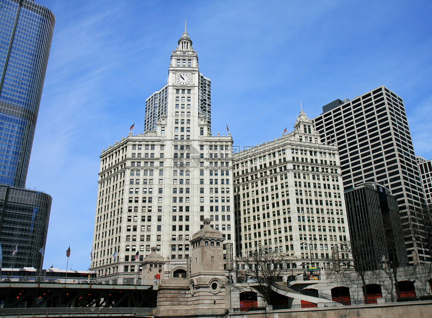 芝加哥高楼大楼的高层建筑地标天空反射码头环形住宅摩天大楼蓝色建筑学海报图片