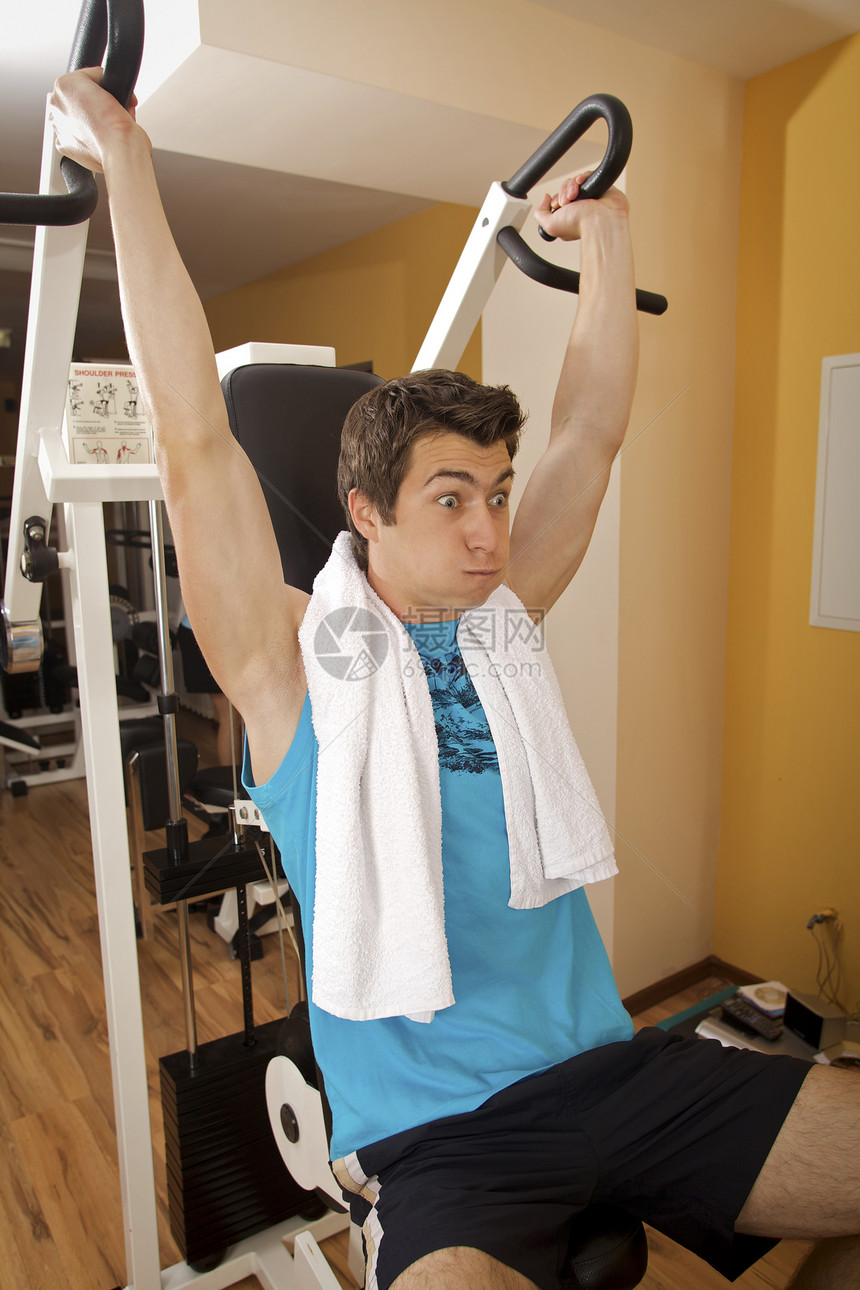 一个在体育馆锻炼的年轻男子运动装健身房肌肉体型男人权重年轻人图片