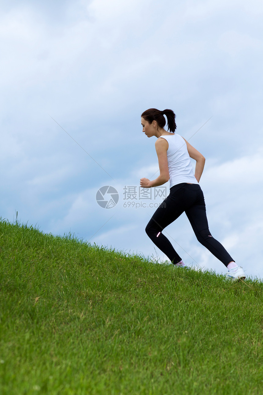 青年女子在公园运动慢跑者绿色天空女性训练乐趣喜悦娱乐灵活性成人图片