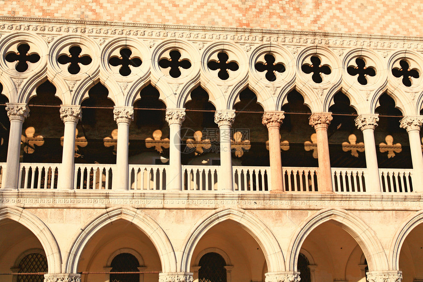 圣马尔科广场威尼斯钟楼吸引力柱子人群纪念碑地标旅游游客教会正方形图片