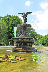 贝塞斯达喷泉放松游客高清图片