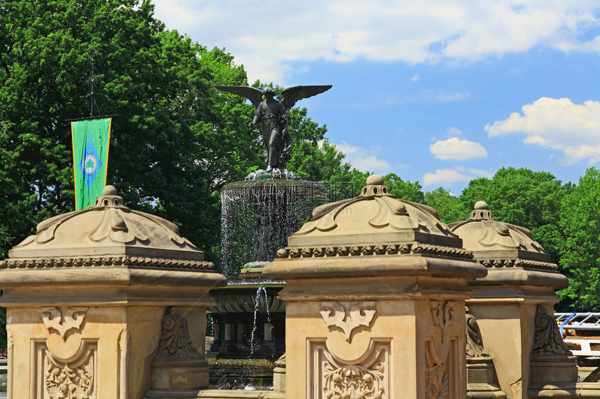 中央公园天际喷泉雕塑反射游客圆圈民众城市日光浴高楼图片