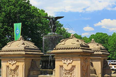 中央公园天际喷泉雕塑反射游客圆圈民众城市日光浴高楼高清图片