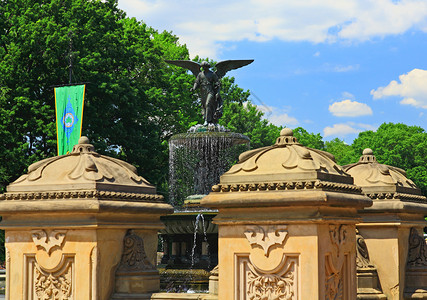 中央公园反射雕像日光浴喷泉天空乐队池塘游客民众城市高清图片