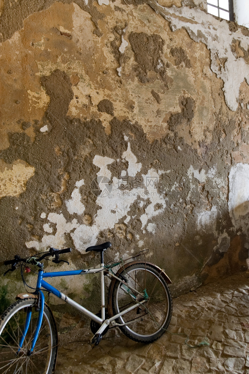 旧自行车靠墙撞墙图片