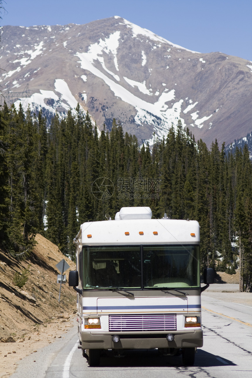 RV 驾驶高山图片