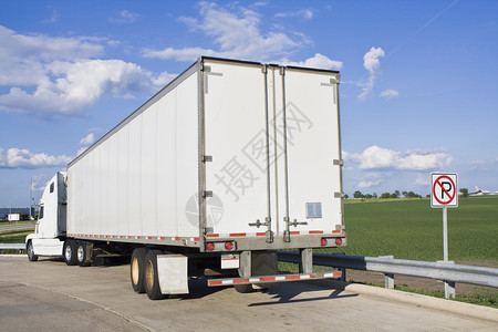 半卡车货运司机运输车柴油机车辆汽车玉米停车白色货物高清图片