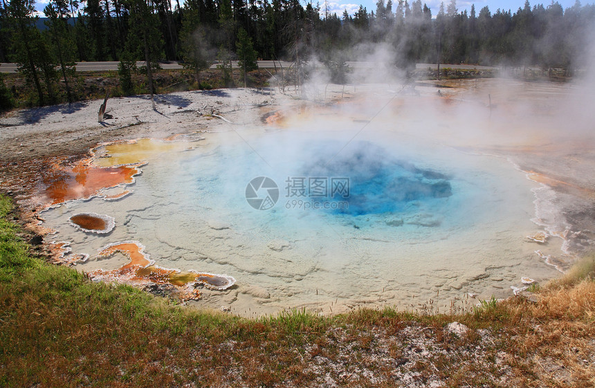 黄石公园下盖泽河流域的风景阳光旅行天空火山场景地标蓝色国家地质学野生动物图片