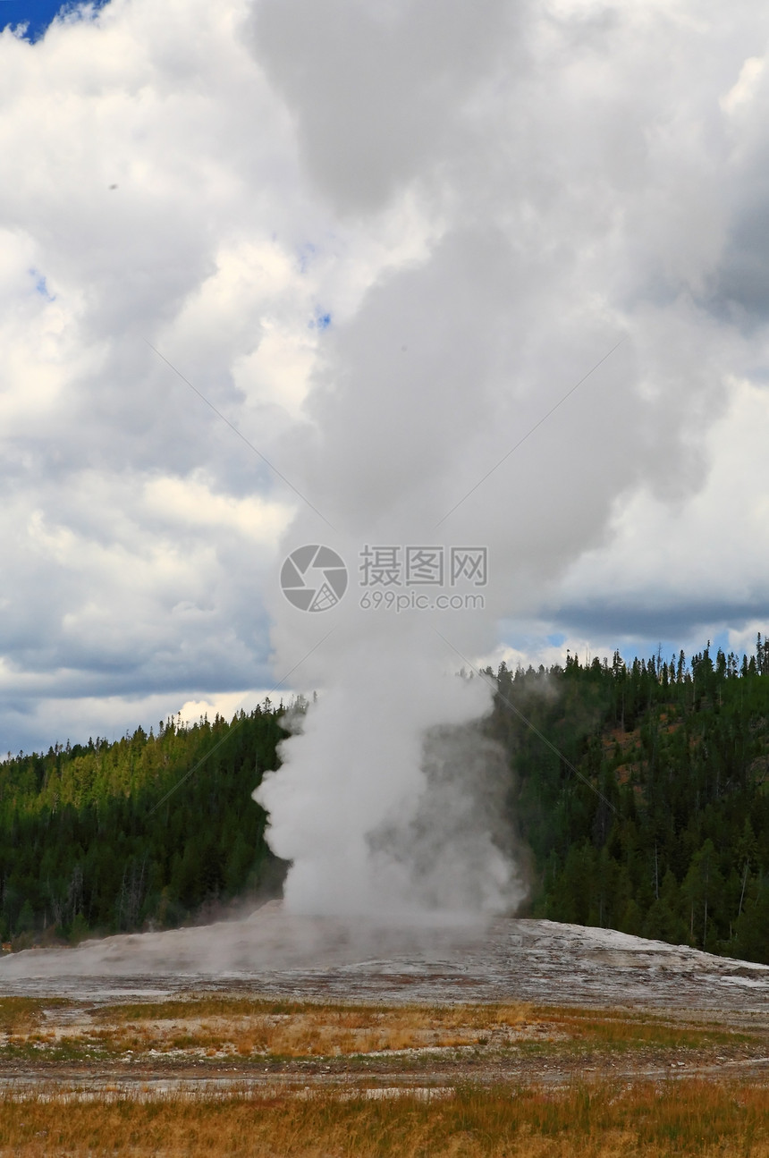 黄石公园古老的忠心修道院火山旅行天空阳光蓝色地形盆地公园荒野旅游图片