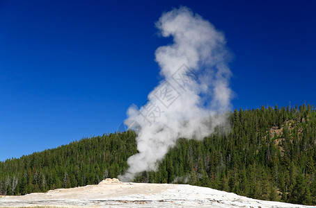 黄石公园古老的忠心修道院天空火山蓝色地标场景力量蒸汽喷泉阳光国家背景