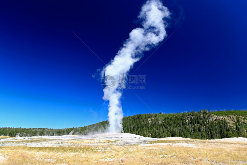 黄石公园古老的忠心修道院火山场景野生动物荒野地标活力天空盆地力量旅行图片