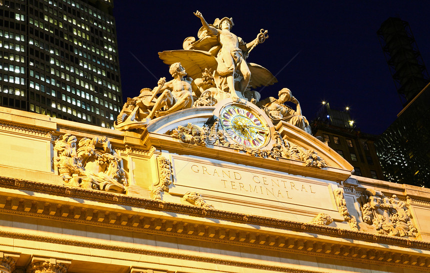 中央车站上方的雕像图片