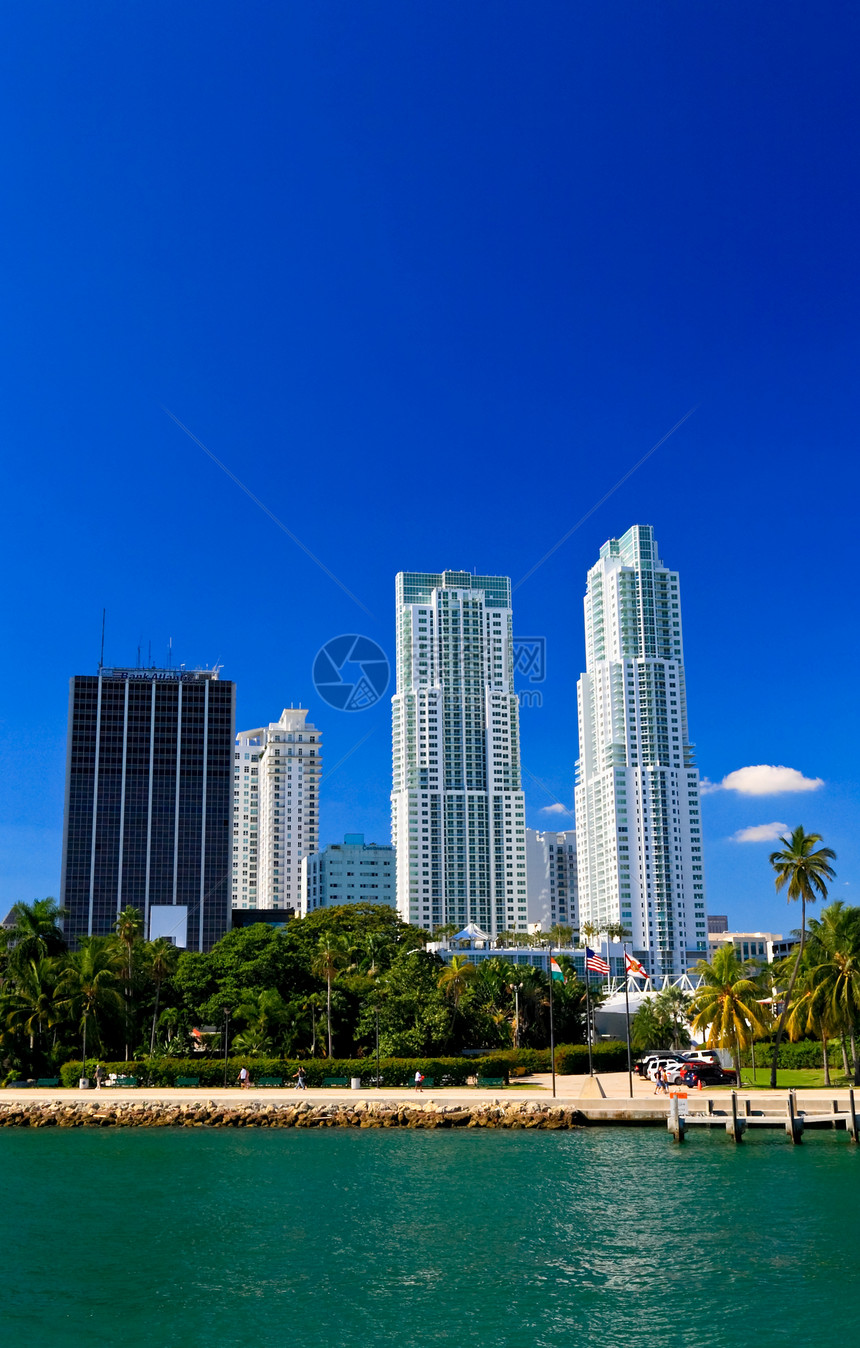 迈阿密市中心高楼大楼港口景观热带蓝色酒店大德晴天海洋天空摩天大楼图片