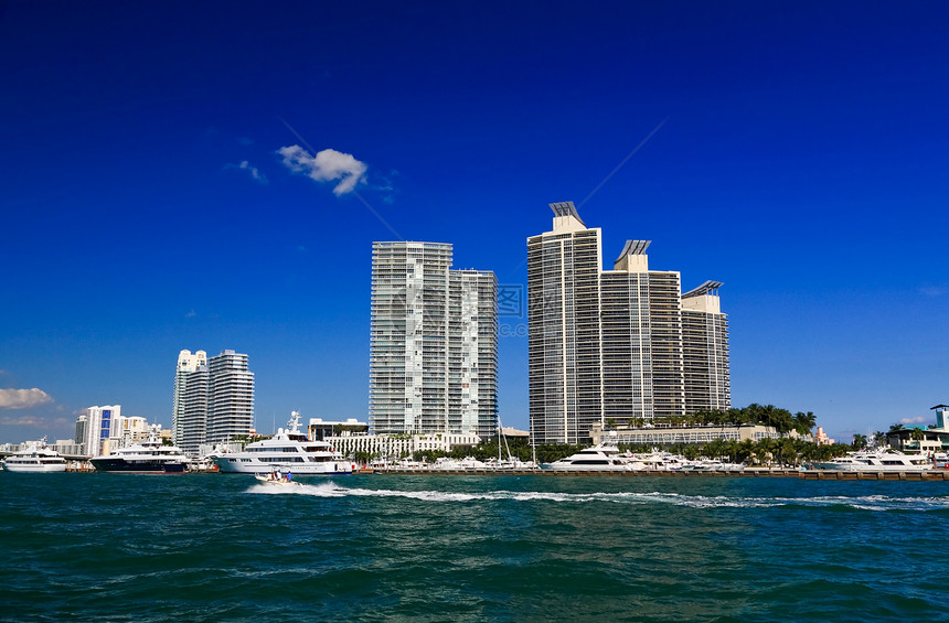 迈阿密海滩的高层大楼景观市中心建筑晴天天空高楼蓝色大德游艇海滩图片