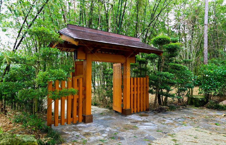 著名的日本传统园艺花园池塘冥想建筑学公园木头平衡图片