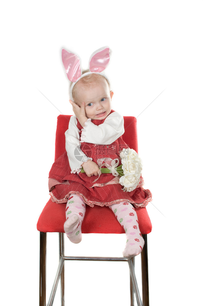 怀有兔子耳朵的婴儿情感女孩乐趣粉色野兔白色椅子孩子头发幸福图片