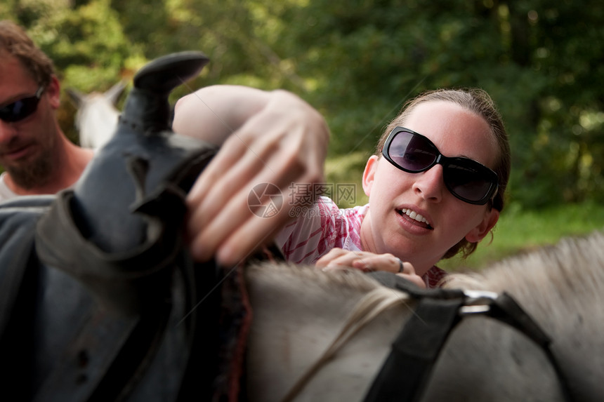 哥斯达黎加有马的旅游者马术旅游牧场女士女性绳索动物白色哺乳动物皮革图片