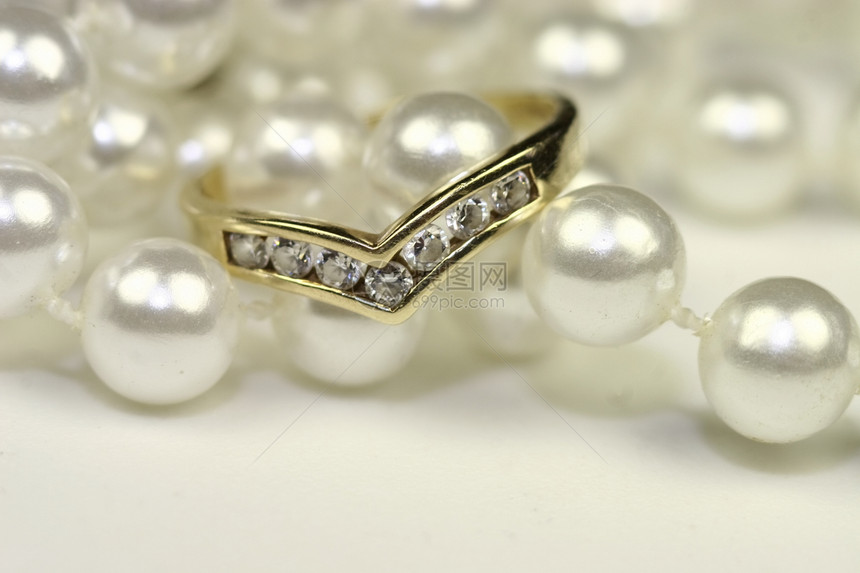 订婚环和珍珠珠项链首饰婚礼珠宝幸福金属金子宝石珍珠静物图片