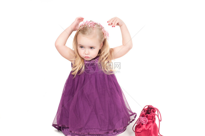 演播室拍摄的女婴穿着晚宴礼服女性紫色女孩婴儿幸福金发衣服女儿紫丁香工作室图片