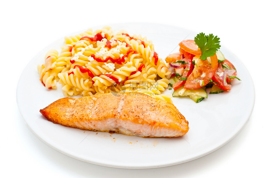 鲑鱼和意大利面洋葱香菜煮沸黄瓜沙拉小麦美食食物文化蔬菜图片