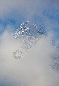 阿西尼博因山 有晨云顶峰公园首脑山脉薄雾冰川高清图片