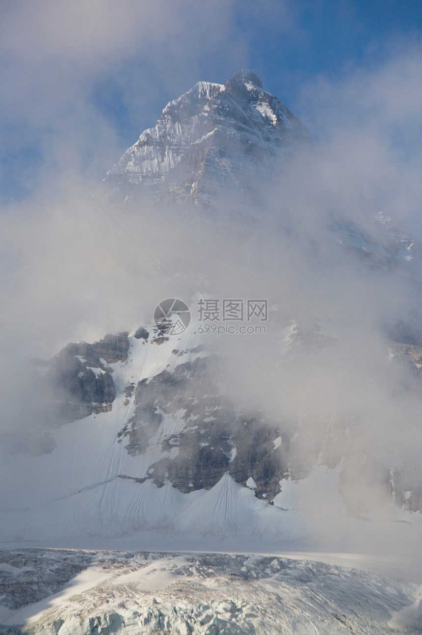 阿西尼博因山 有晨云薄雾首脑顶峰冰川山脉公园图片