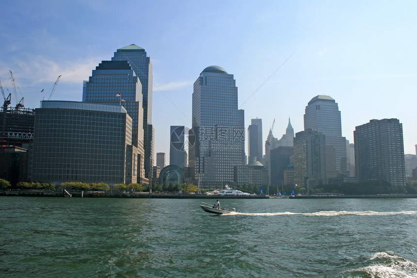 纽约市的天际摩天大楼红色街道反射码头金融办公室市中心都市帝国图片