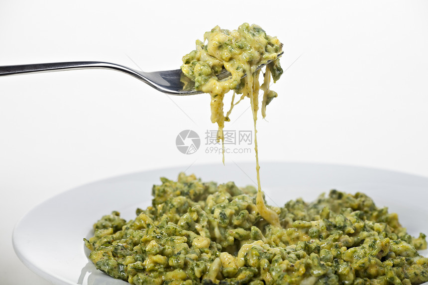 巴伐利亚式的面条疙瘩餐垫盘子菠菜美味食物白色绿色图片