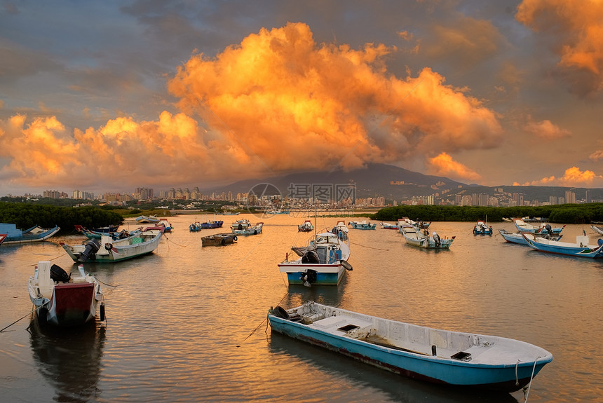 日落时的船景观天空天堂血管旅行反射港口城市码头戏剧性图片